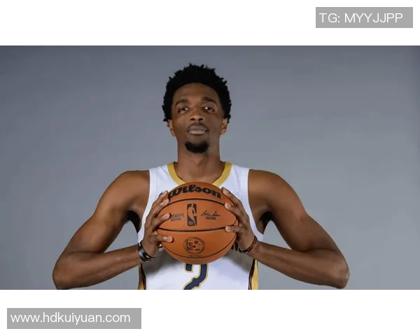 赫伯特琼斯如何在篮球场上展现出色的领导力与团队精神